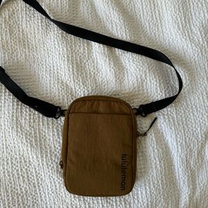 lululemon cross body bag, 1L size